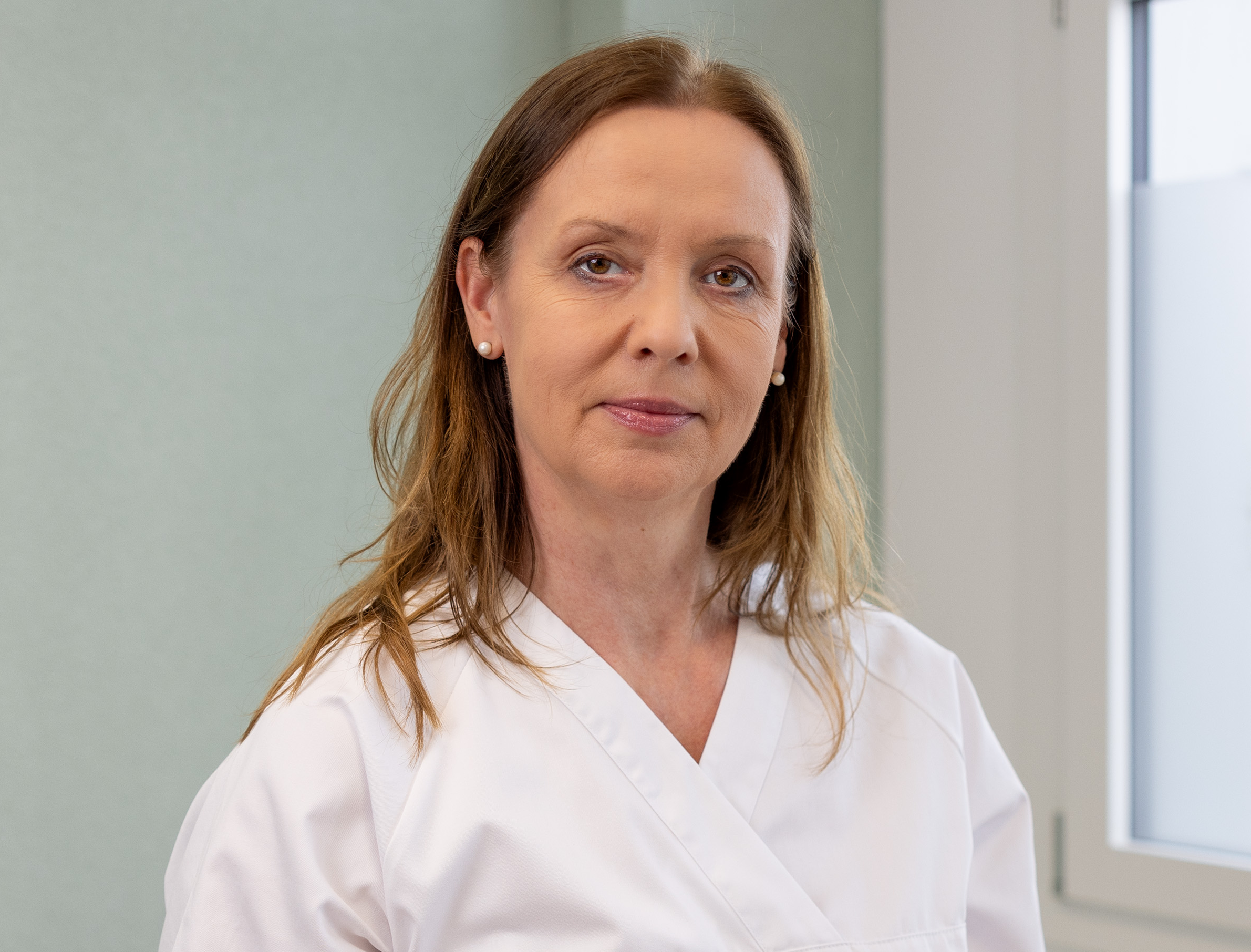 Portraiaufnahme von Frau Dr. med. Katrin Reischl, Fachärztin für Dermatologie und Vererologie.