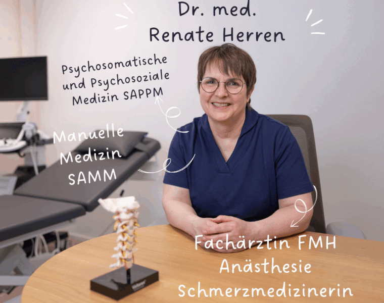 AWZ-Renate-Herren-Facebook-Post-aspect-ratio-725-572 Dr. med. Renate Herren, Fachärztin für Anästhesie und Schmerzmedizin, lächelnd am Schreibtisch mit Wirbelsäulenmodell.